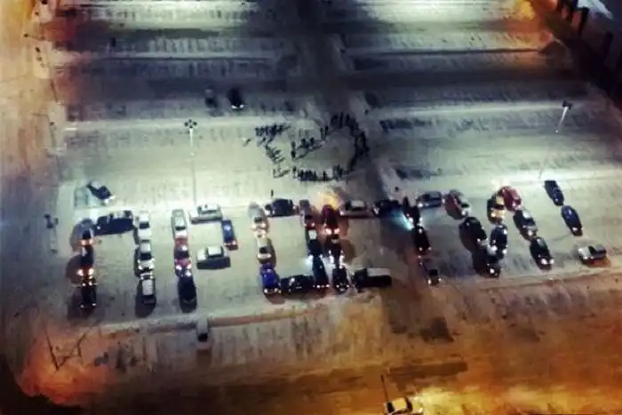 В Сургуте 45 автомобилей составили слово «Прости!»