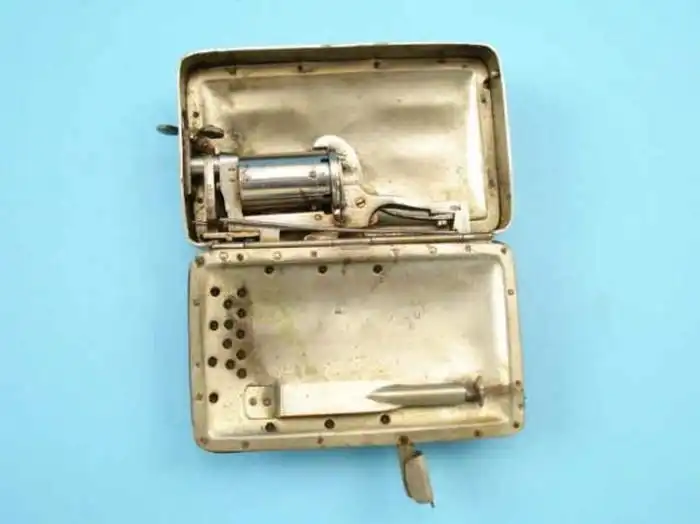 Кошелек с потайным револьвером