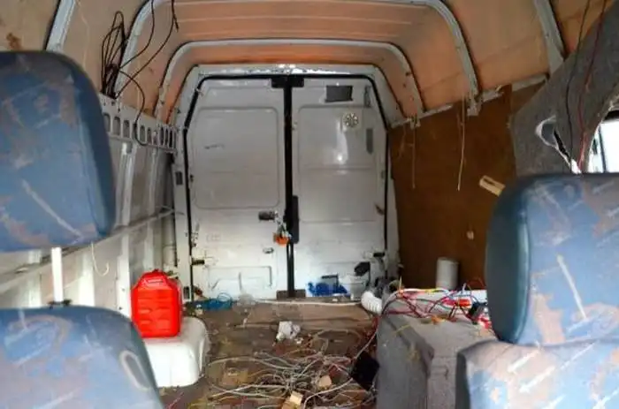 Для путешествий по Европе парень построил свой дом на колесах