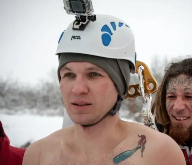 Русский экстремал подвесил себя за кожу и прыгнул с 62-метровой высоты