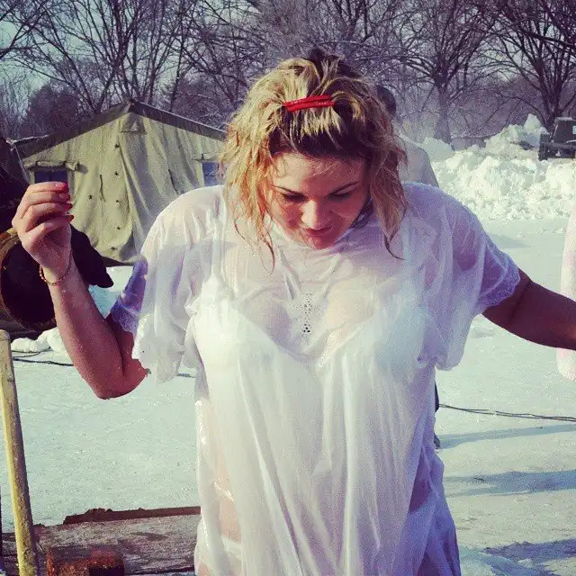 ШОК! Русские девушки на крещенских купаниях