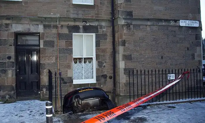 Водитель вместе с автомобилем чуть было не оказался в подвале дома