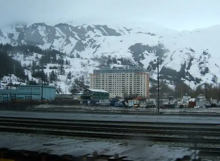 Уиттиер - город, состоящий из одного большого дома