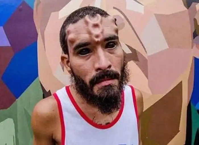 Мужчина превратил себя в Красного Черепа из «Капитана Америки»