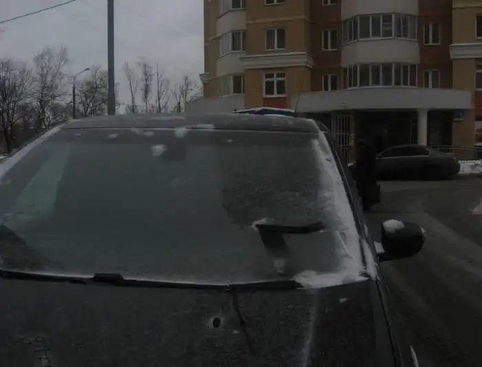 Одно из возможных последствий ночной парковки автомобиля во дворе