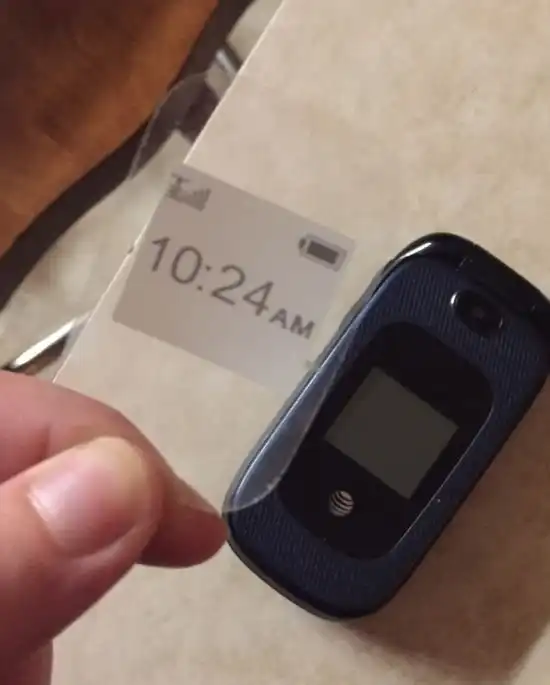 Как парень телефон чинил