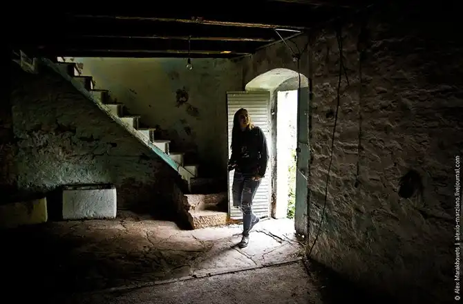 Путешествие по мистической заброшенной деревне в Черногории