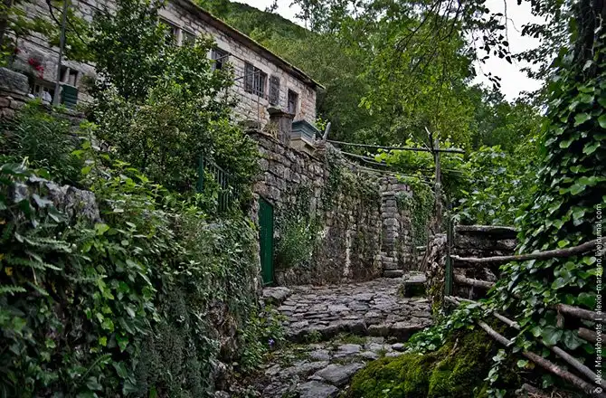 Путешествие по мистической заброшенной деревне в Черногории