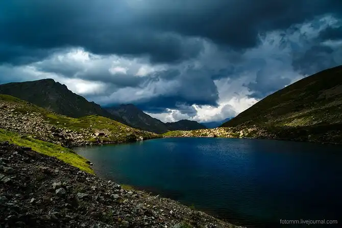 Путешествие по озеру Семицветное на Кавказе