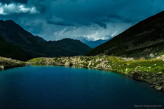 Путешествие по озеру Семицветное на Кавказе