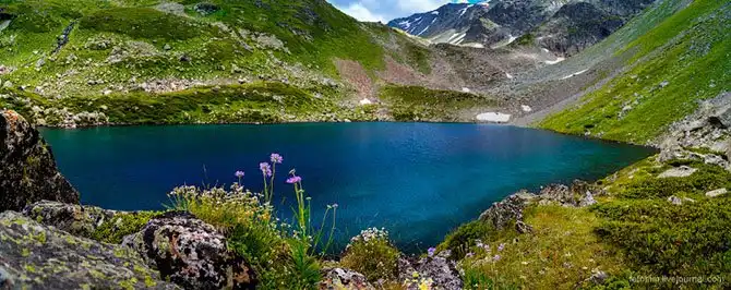 Путешествие по озеру Семицветное на Кавказе