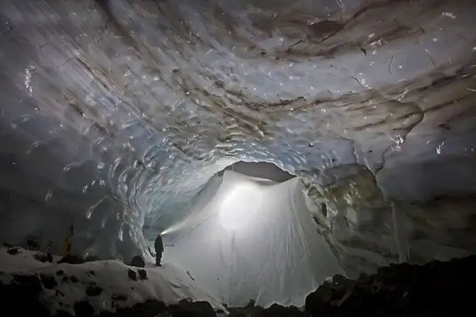 Пещеры в недрах ледника