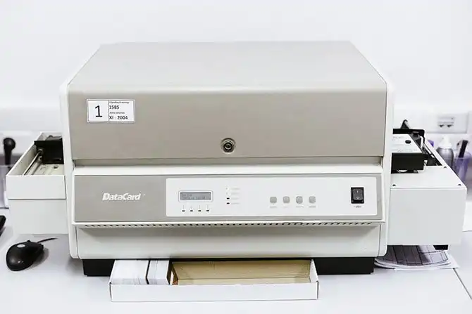 Как делают банковские карты