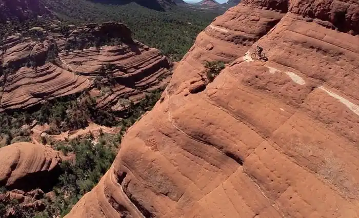 Экстремал Михал Коллбек прокатился по Красным скалам Седоны