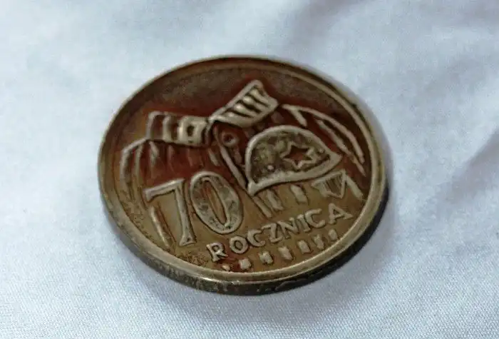 Польский чеканщик изготовил медаль в честь 70-летия освобождения Освенцима