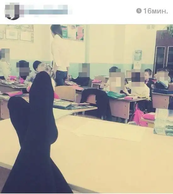 Фото практикантки педагогического колледжа на фоне учеников