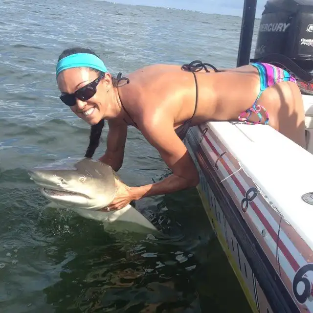 Любительница рыбалки Deidra Bridger