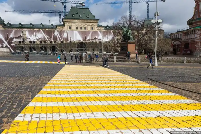 На Красной площади появились желто-белые «зебры»