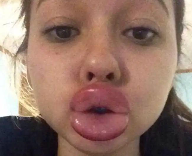 Девушки-подростки принимают участие в интернет-флешмобе Kylie Jenner Challenge
