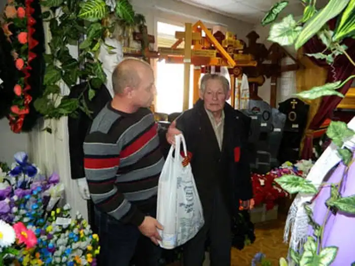 В Екатеринбурге ветеранам ВОВ устроили праздничное чаепитие в ритуальном зале среди гробов и венков