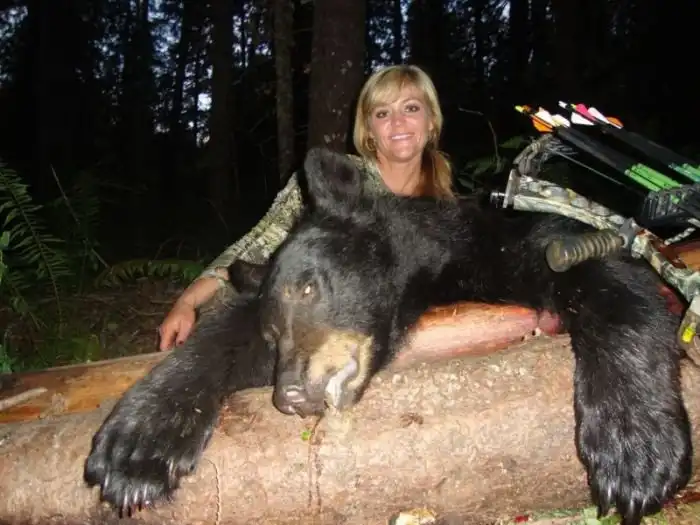 Зоозащитники со всего мира осудили американку Ребекку Фрэнсис, убившую жирафа