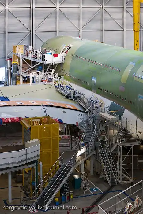 Как строят А380 и как они выглядят внутри
