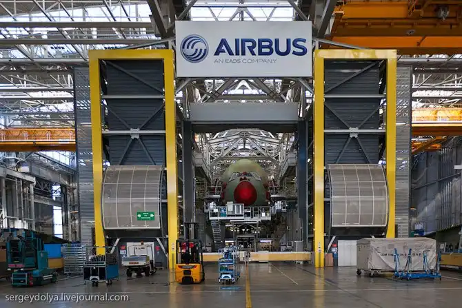 Как строят А380 и как они выглядят внутри