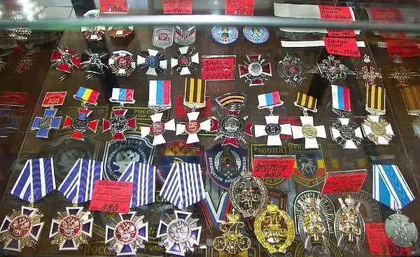 Какие "награды" носят ряженые казаки