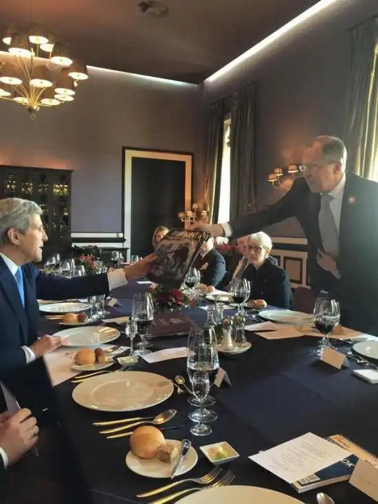 Сергей Лавров преподнес Джону Керри в качестве подарка футболку, картофель и помидоры