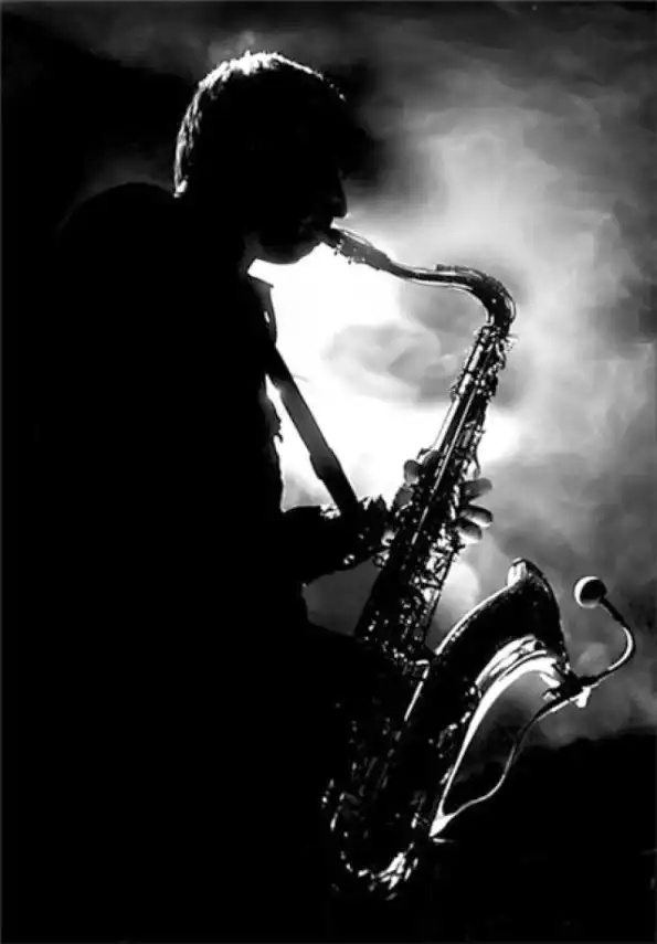 Имитирует звук саксофона