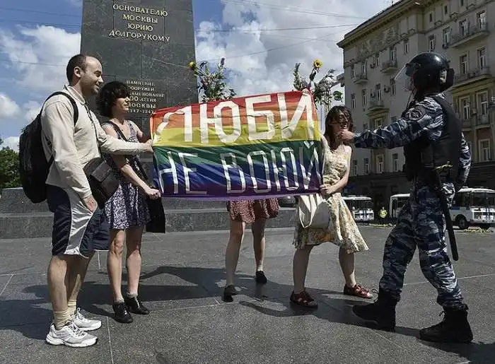 В Москве произошла потасовка между членами ЛГБТ-сообщества и православными активистами