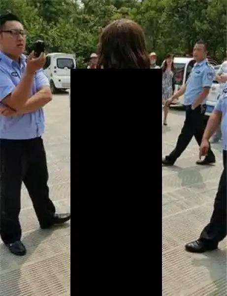 Китаец переоделся женщиной, чтобы шпионить в бане