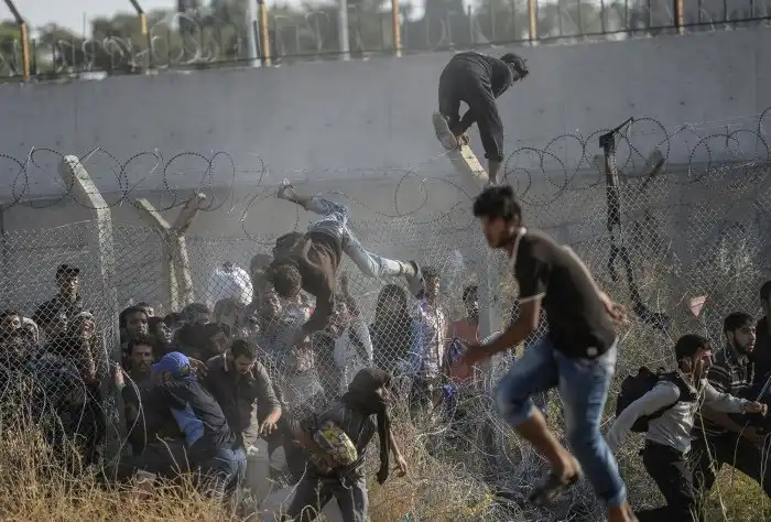 Сирийские беженцы массово переходят на территорию Турции