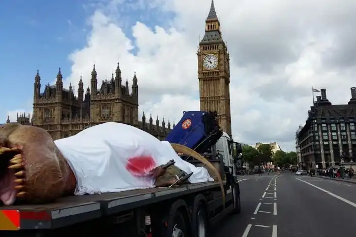 Жители Лондона увидели реалистичный макет тираннозавра