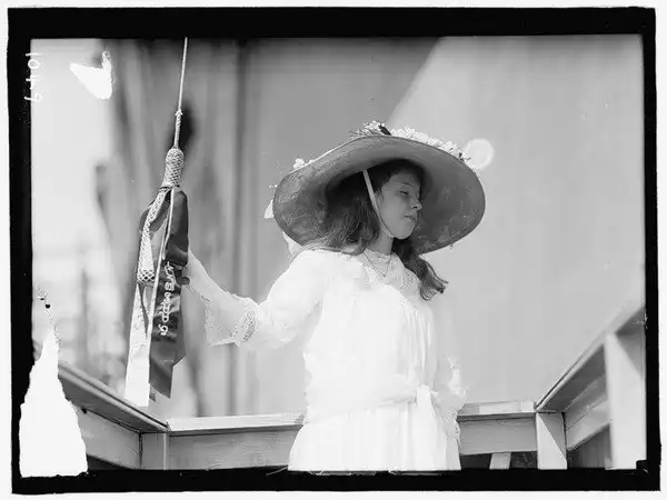 Откуда пошла традиция разбивать бутылку шампанского о борт нового судна...