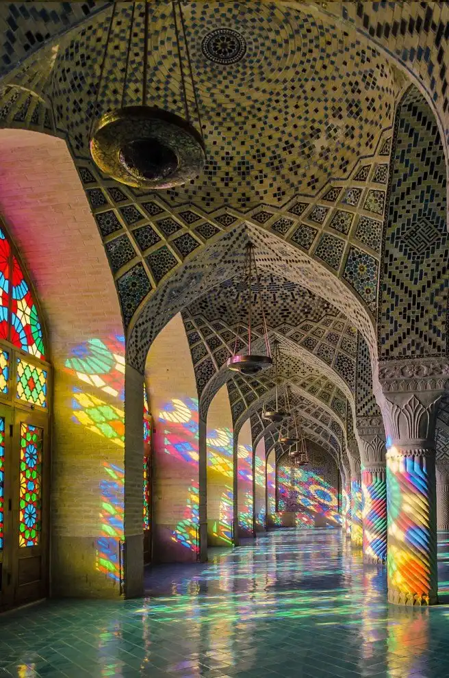 Уникальные витражи в интерьере мечети Насир аль-Мульк