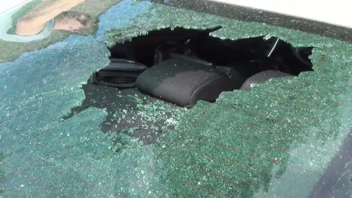 Житель Калининграда в стремлении отомстить бывшей девушке разрисовал краской три автомобиля