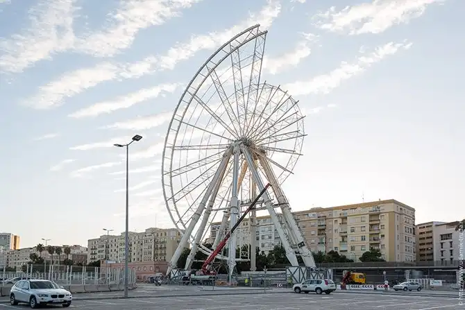 Как собирают 70-метровое колесо обозрения
