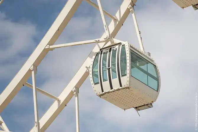 Как собирают 70-метровое колесо обозрения