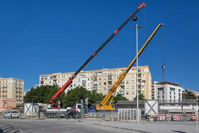 Как собирают 70-метровое колесо обозрения