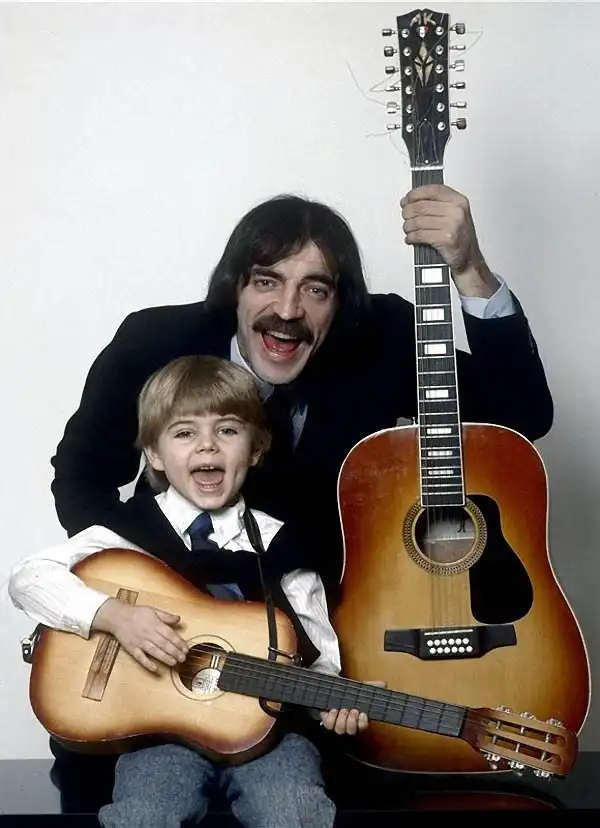 Почему Боярский не снимает шляпу?