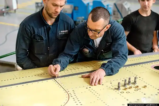 Производство фронтового бомбардировщика Су-34
