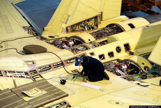 Производство фронтового бомбардировщика Су-34