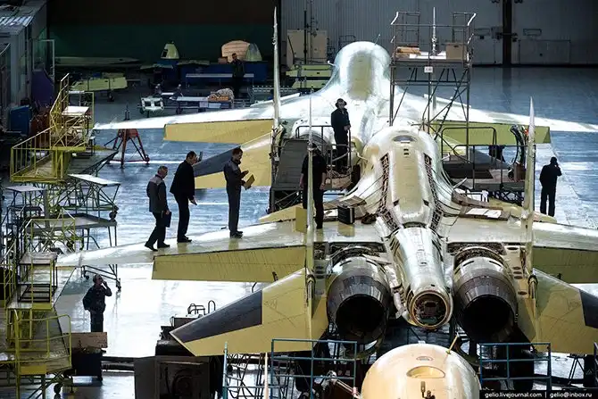 Производство фронтового бомбардировщика Су-34