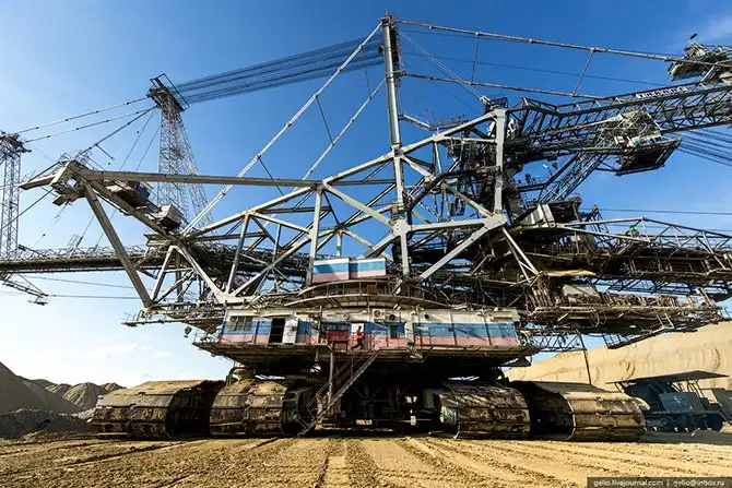 Назаровский угольный разрез. Здесь могли бы снимать «Безумного Макса»