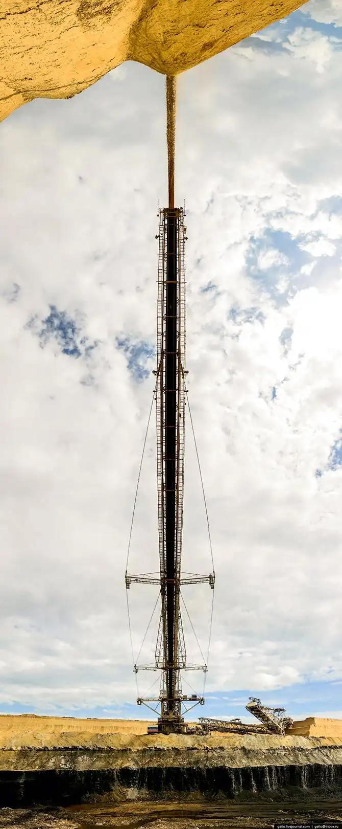 Назаровский угольный разрез. Здесь могли бы снимать «Безумного Макса»