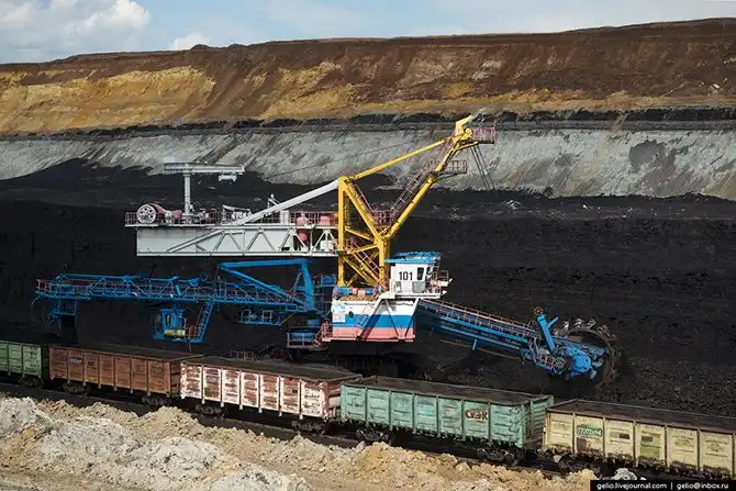 Назаровский угольный разрез. Здесь могли бы снимать «Безумного Макса»