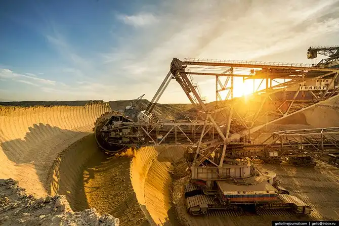 Назаровский угольный разрез. Здесь могли бы снимать «Безумного Макса»