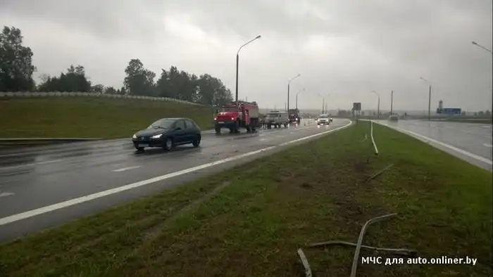 Металлическая балка насквозь прошила автомобиль, практически не зацепив водителя