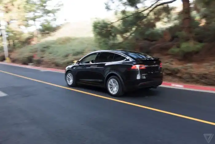 Компания Tesla официально представила кроссовер-электрокар Model X